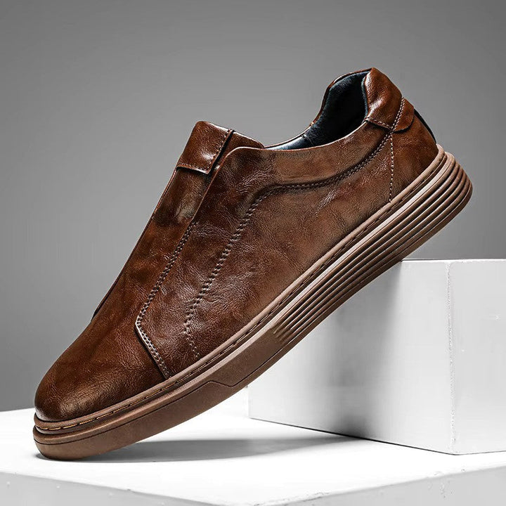 Sneakers uomo rosso vino slip-on, combinano stile moderno e comfort memory foam per il quotidiano.