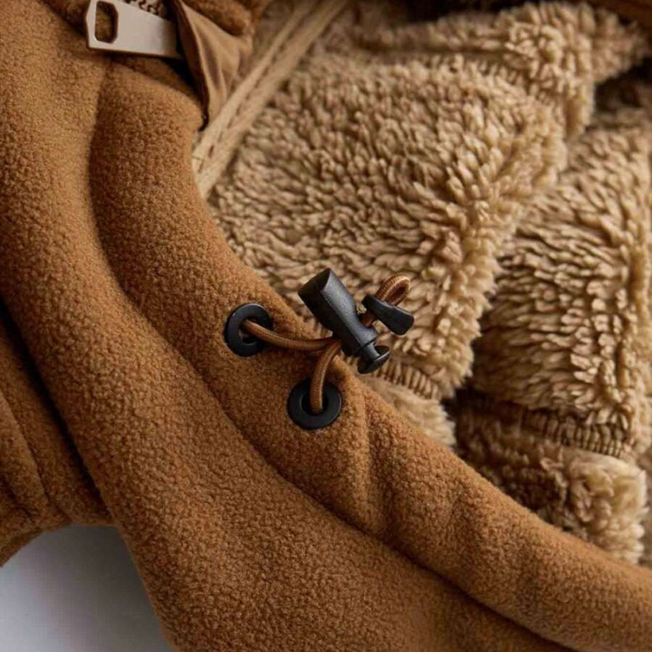 Pratica giacca invernale da uomo in pile con cappuccio, ottima per attività all'esterno e comfort.
