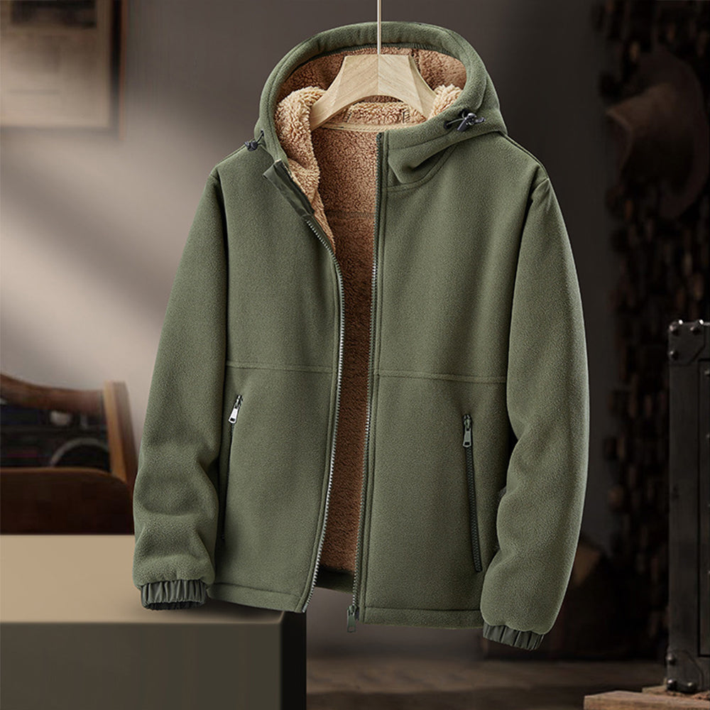 Uomo indossa giacca invernale in pile con cappuccio, pronta per l'esterno, garantendo comfort e stile casual.