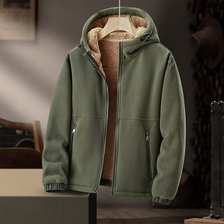 Uomo indossa giacca invernale in pile con cappuccio, pronta per l'esterno, garantendo comfort e stile casual.
