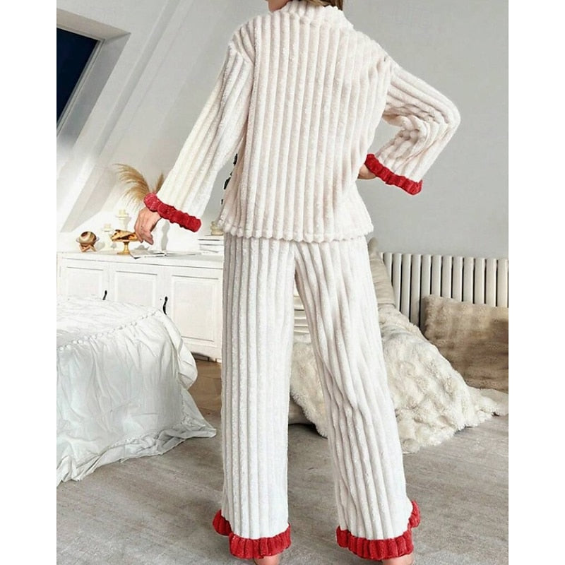 Completo donna viola a coste, top con volant e pantaloni con vita elasticizzata, outfit chic e trendy.