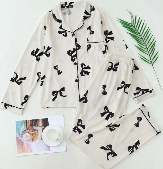 Pigiama donna elegante a maniche lunghe, set comodo con raffinato motivo a nastri, perfetto per il relax a casa.