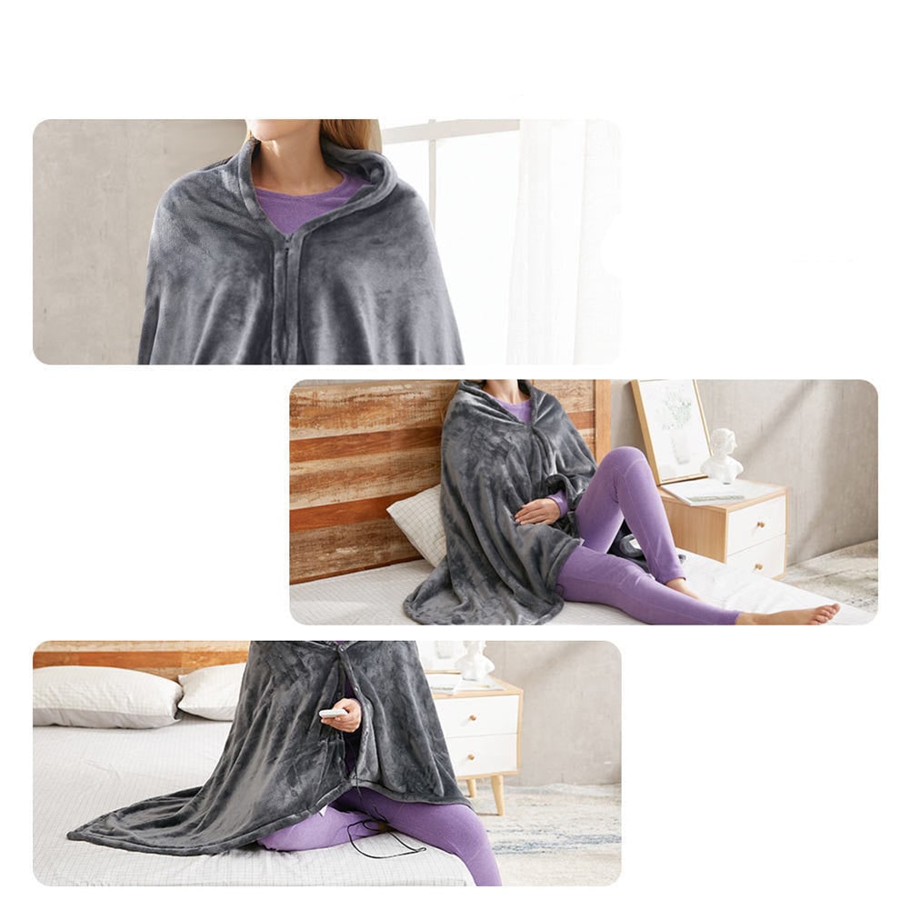Persona con coperta riscaldata indossabile USB unisex, godendo calore e comfort portatile in un ambiente accogliente.