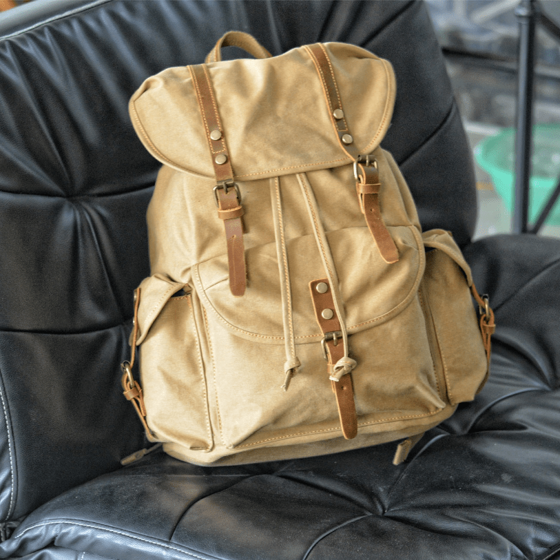 Interno spazioso zaino militare in tela, ideale per viaggio e trekking. Multitasche interne per una perfetta organizzazione.