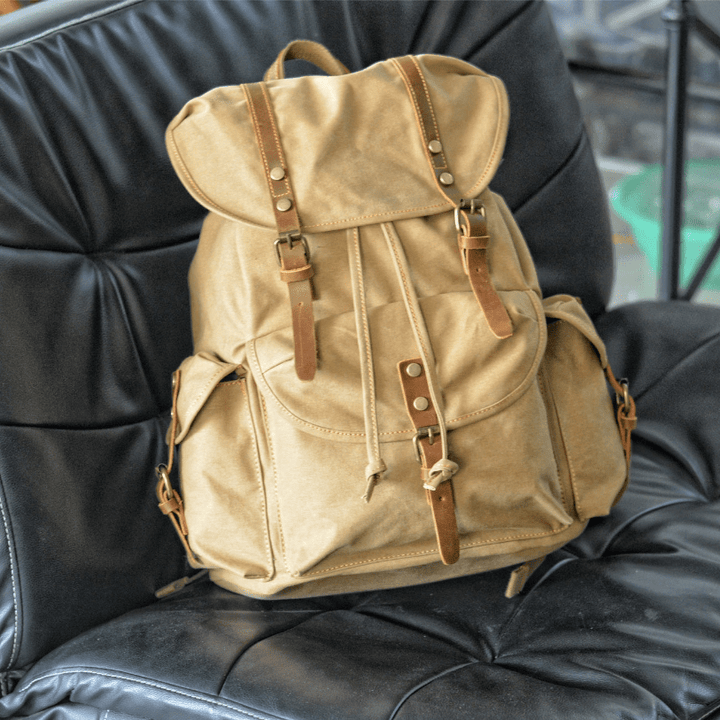 Interno spazioso zaino militare in tela, ideale per viaggio e trekking. Multitasche interne per una perfetta organizzazione.