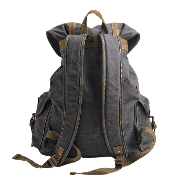Zaino militare robusto in tela resistente, ideale per trekking e uso quotidiano. Materiale durevole per ogni avventura.