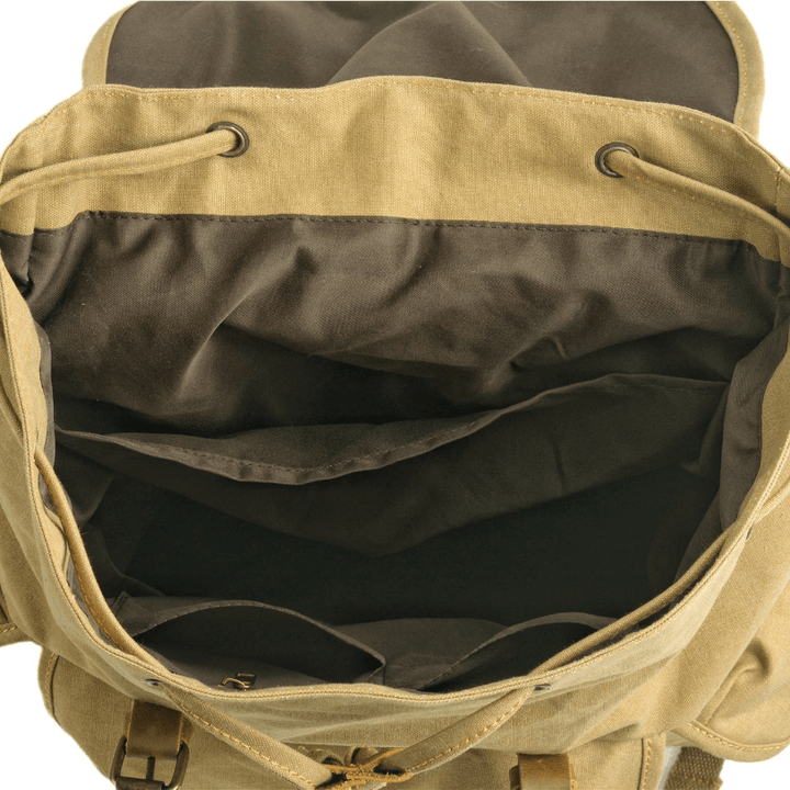 Dettaglio chiusura zaino unisex in tela militare. Robusto e affidabile, con zip e fibbie resistenti per sicurezza.