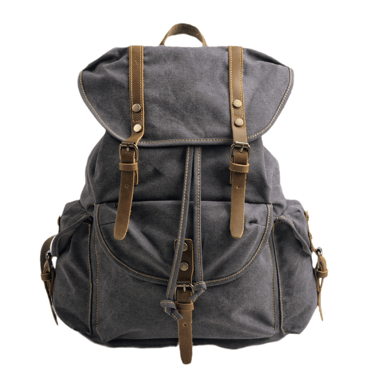 Zaino unisex robusto in tela militare, perfetto per viaggi e avventure. Design spazioso con multitasche.