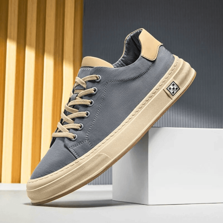 Sneakers da uomo basse traspiranti, leggere e ammortizzate per comfort quotidiano e stile casual sportivo.
