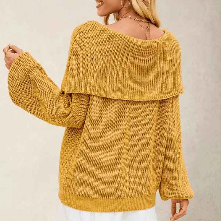 Dettaglio del maglione donna con spalle scoperte, morbido e chic, per un'eleganza casual autunnale.