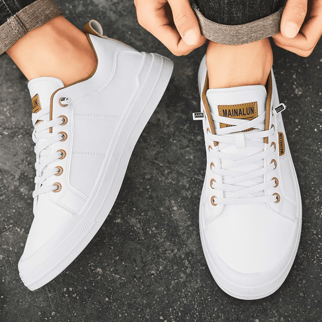 Dettaglio sneakers basse uomo, suola ammortizzata per comfort e supporto.
