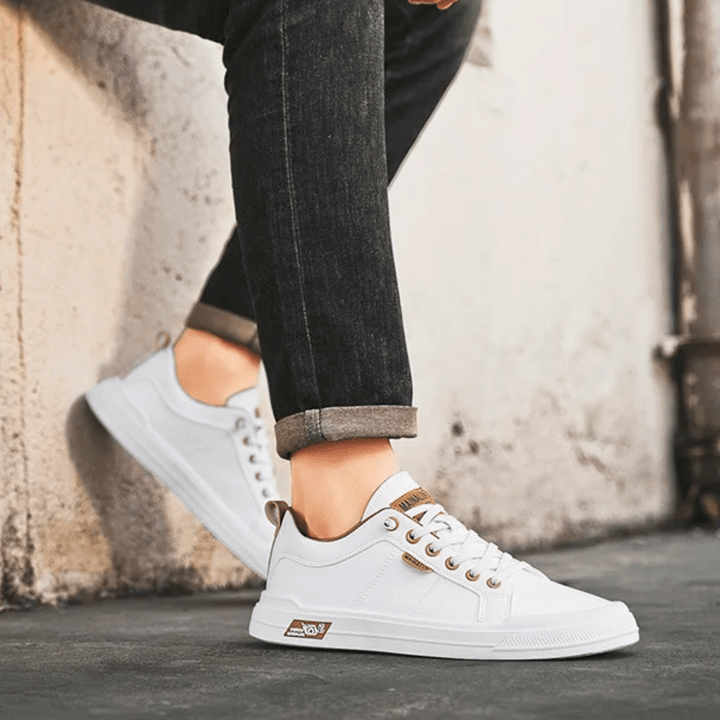 Sneakers basse da uomo, calzata confortevole per lunghe giornate in città.