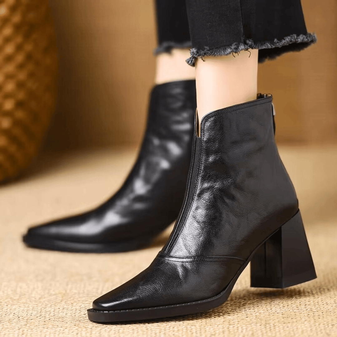 Tacco blocco comodo e robusto di stivali donna eleganti. Calzature minimaliste perfette per comfort e stile.