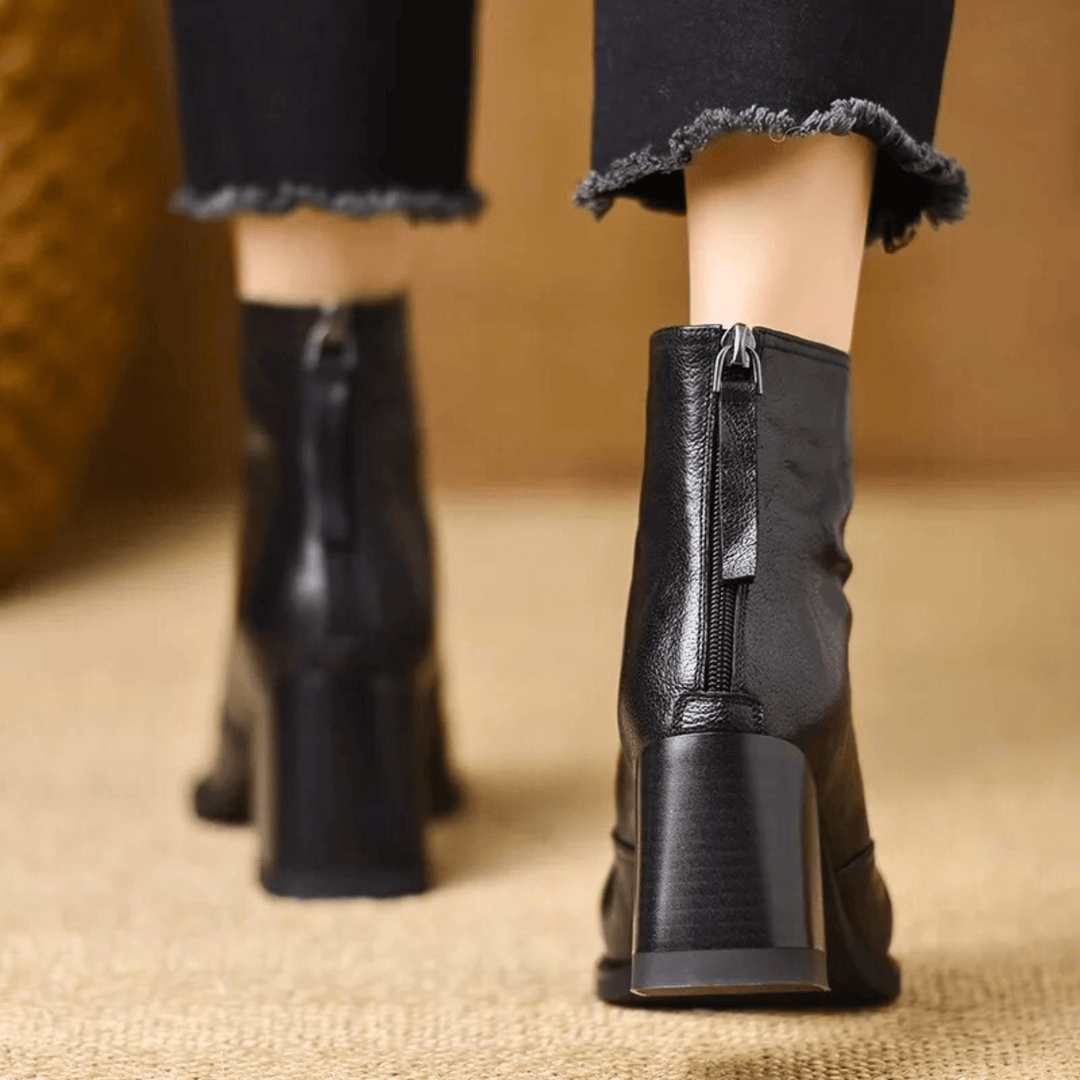 Punta affusolata di stivali donna eleganti, design minimalista e tacco blocco per uno stile chic autunno/inverno.