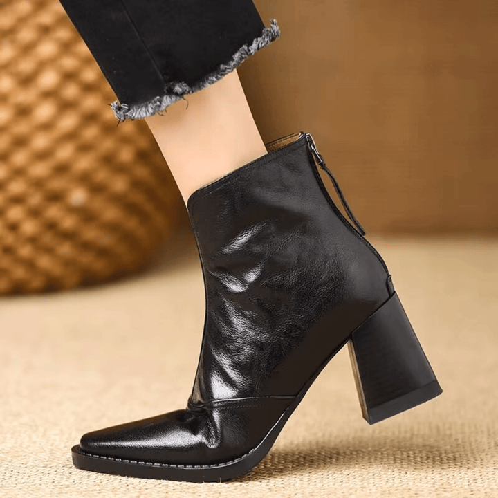 Stivaletti donna minimalisti, design elegante e tacco blocco stabile, ideali per la moda autunnale e invernale.