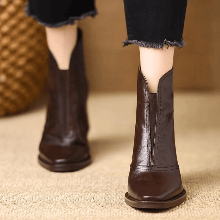 Calzature donna eleganti: stivali minimalisti con tacco blocco, perfetti per la moda autunno/inverno con stile.