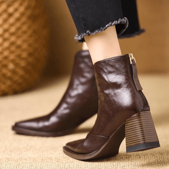 Interno morbido di stivali donna eleganti, garantendo massimo comfort per l'intera giornata. Tacco blocco chic.
