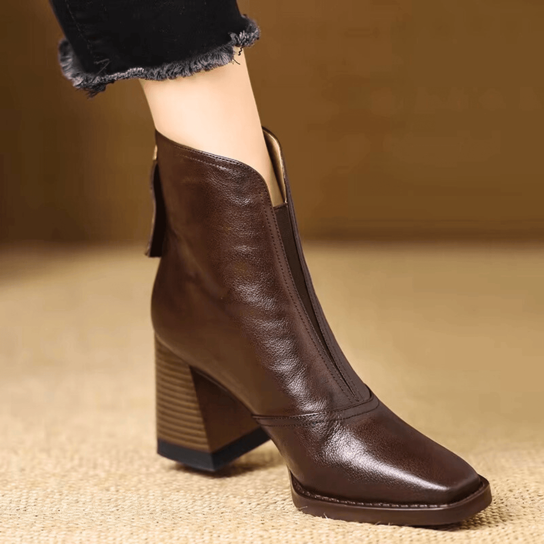 Stivali da donna comodi e versatili con tacco blocco. Essenziali per outfit autunno-inverno eleganti e alla moda.