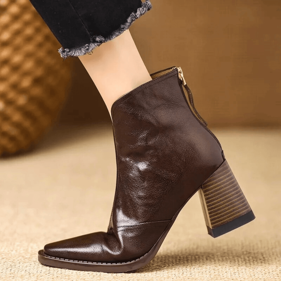 Dettaglio posteriore stivali donna eleganti: tacco blocco minimalista e silhouette moderna per un comfort chic.