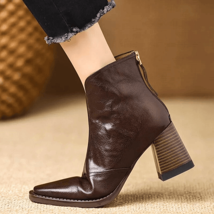 Dettaglio posteriore stivali donna eleganti: tacco blocco minimalista e silhouette moderna per un comfort chic.