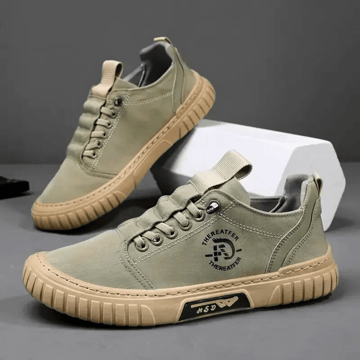 Sneakers uomo casual in tessuto traspirante, leggere e confortevoli, con suola spessa per stile e comfort.