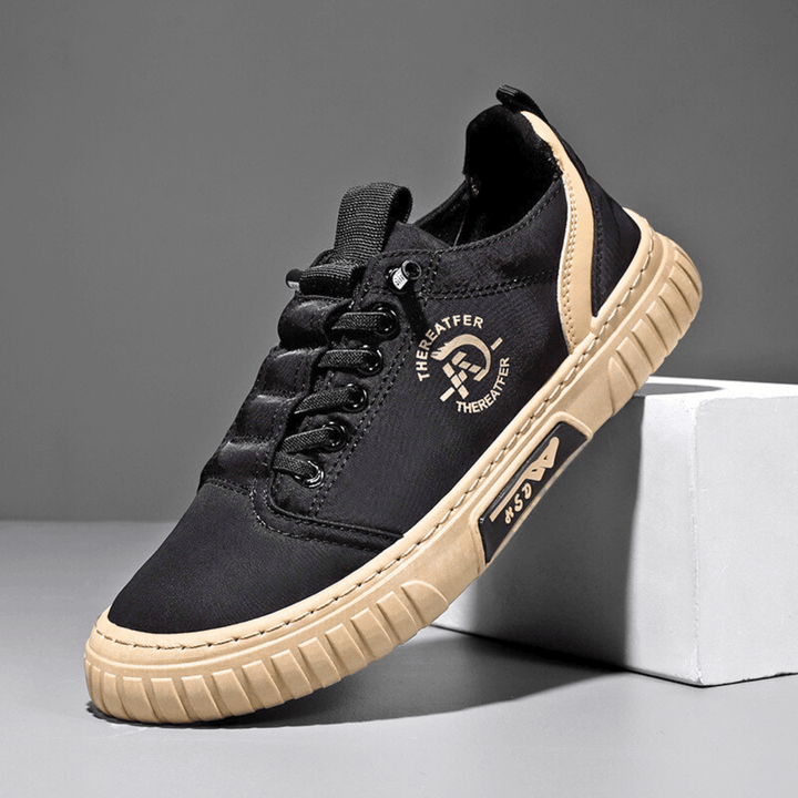 Sneakers uomo casual leggere e confortevoli, ideali per stile urbano e passeggio quotidiano.