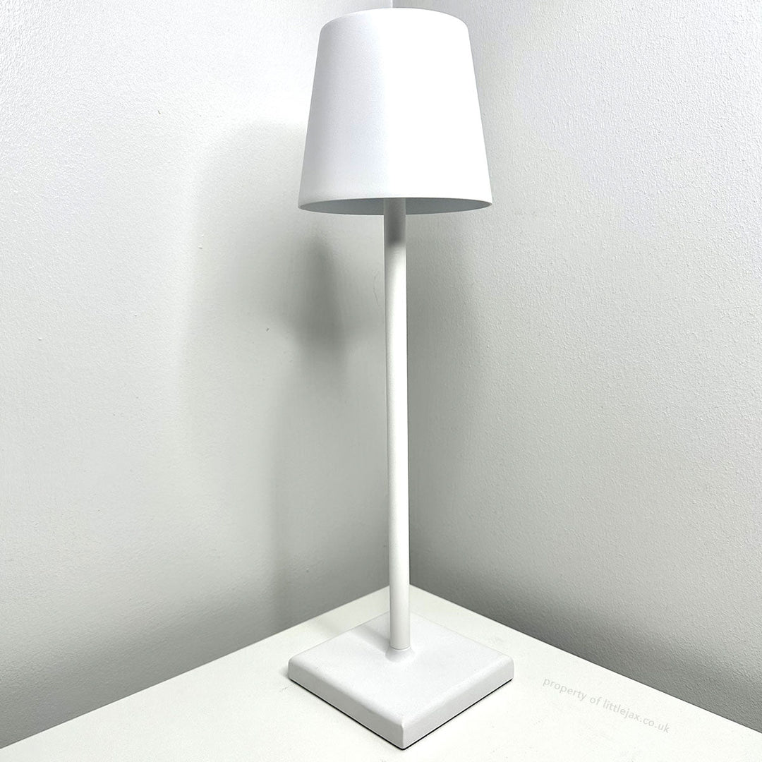 Lampada LED ricaricabile con luce calda, design elegante per camera da letto.