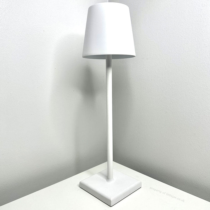 Lampada LED ricaricabile con luce calda, design elegante per camera da letto.