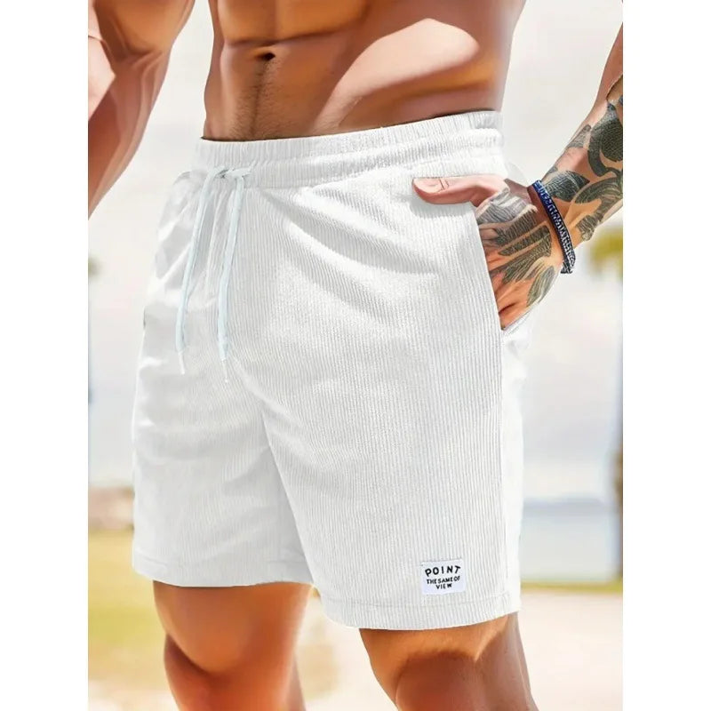 Shorts casual uomo con tasche laterali e coulisse, ideali per comfort estivo e attività all'aperto. Versatili.