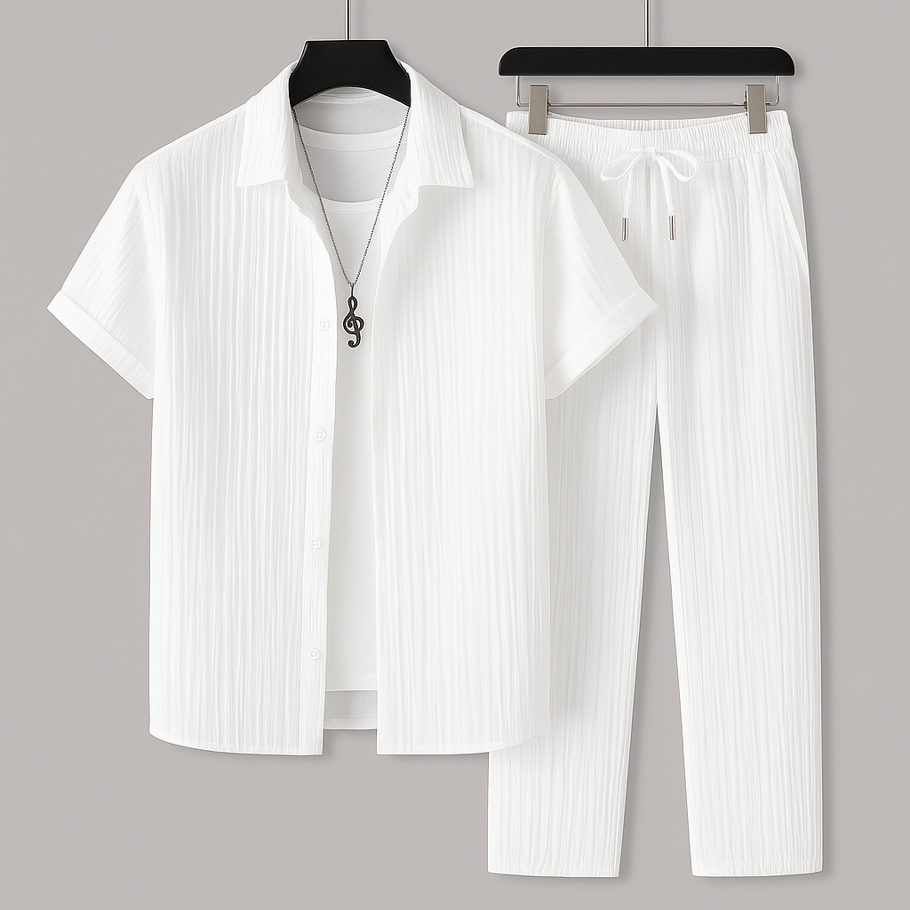 Completo uomo estivo con camicia a maniche corte e pantaloni con vita coulisse. Vestibilità morbida e stile relax.