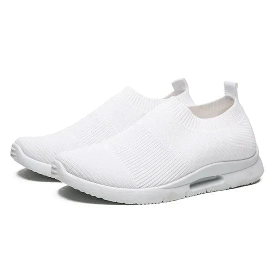 Scarpe ortopediche da uomo bianche, comfort e supporto per i piedi. Ideali per il benessere quotidiano e stile casual.
