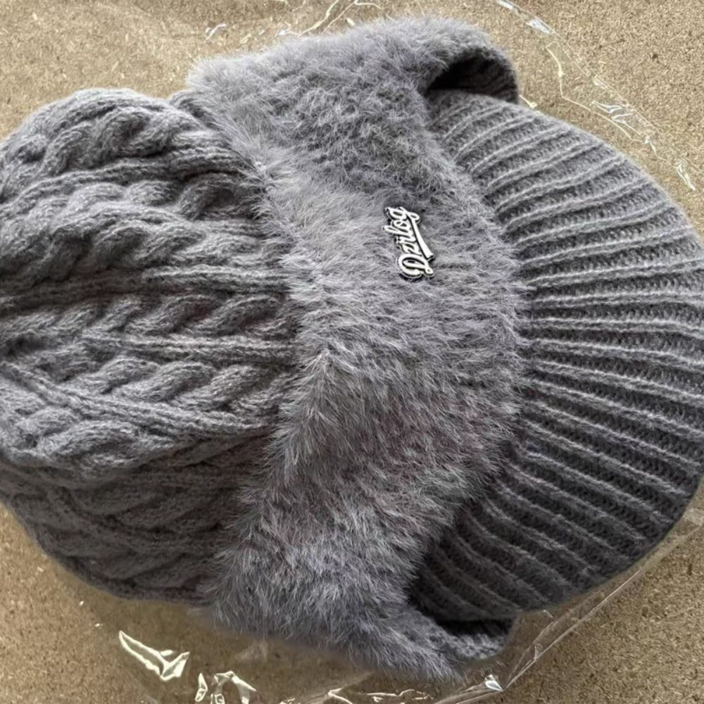 Accessorio moda invernale: cappello in maglia a trecce, unisex, con visiera e paraorecchie.