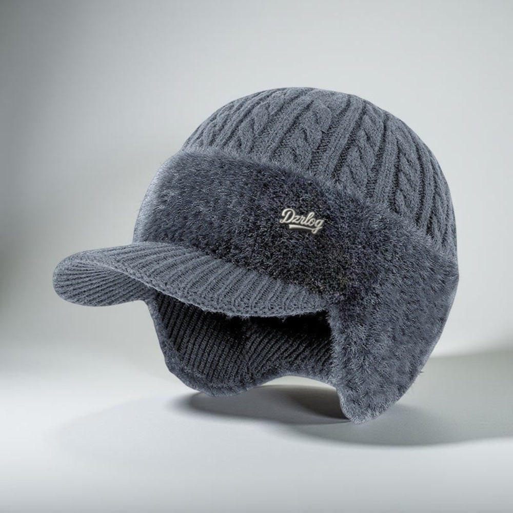 Morbido cappello in maglia lavorato a trecce, unisex, con visiera protettiva e paraorecchie.