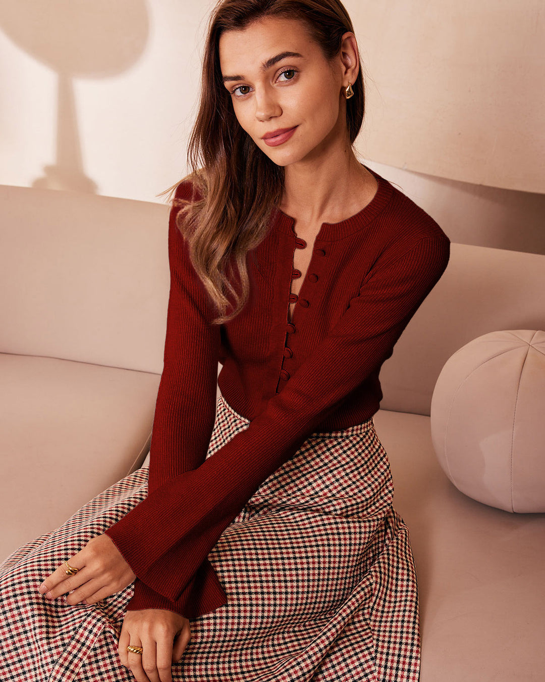 Moderna maglia donna slim a coste, maniche a campana e bottoni. Un capo elegante e casual per primavera e autunno.