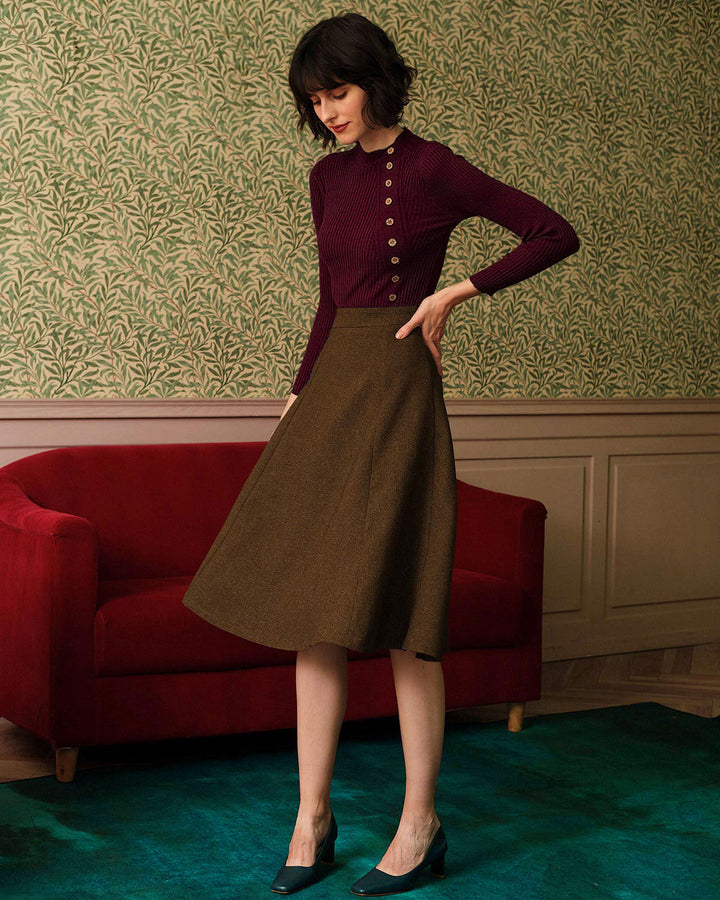 Maglia donna a costine rosso vino con collo coreana, bottoni. Versatile e confortevole per ogni giorno.