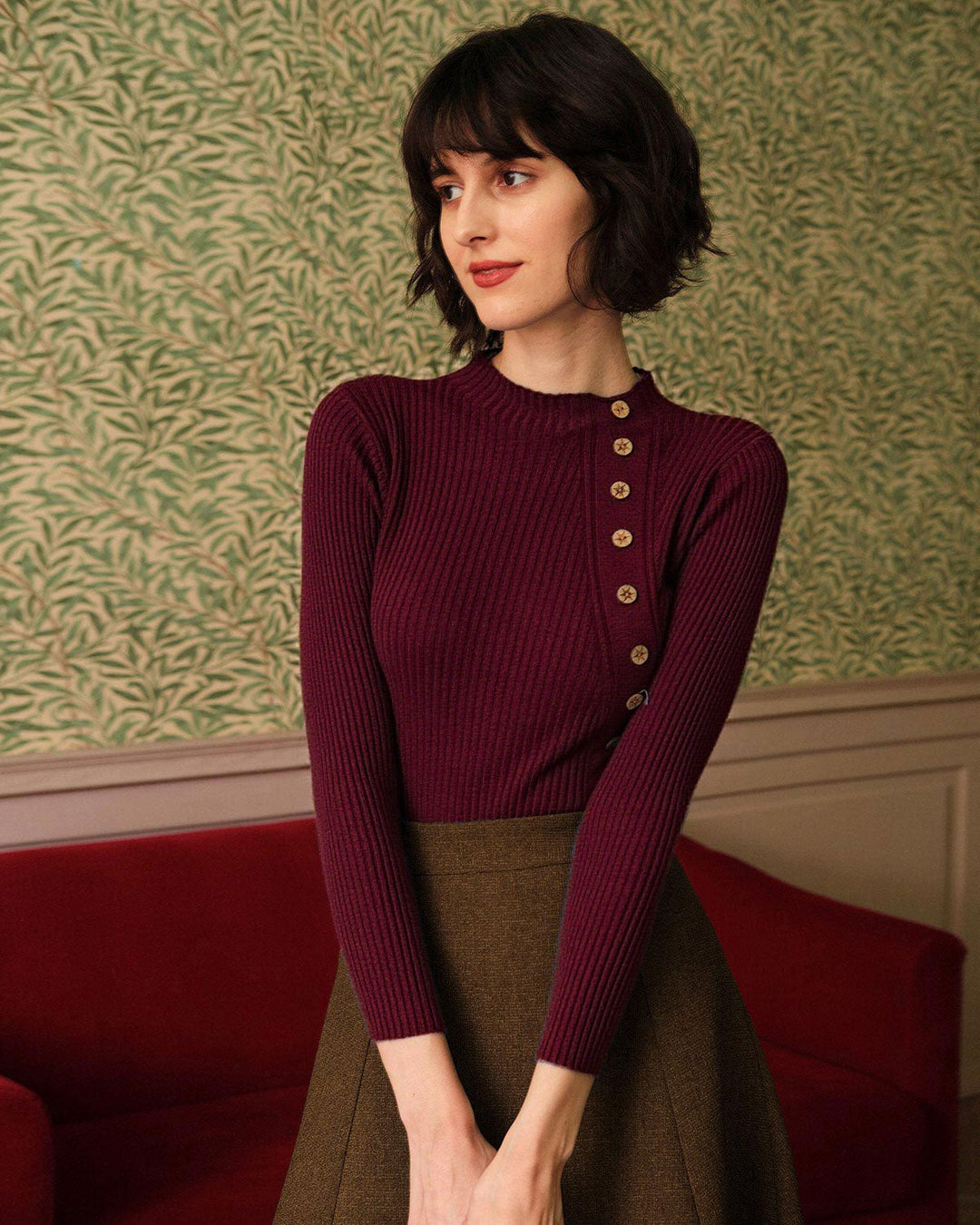 Maglia donna a costine rosso vino con collo coreana e bottoni, look elegante e casual.