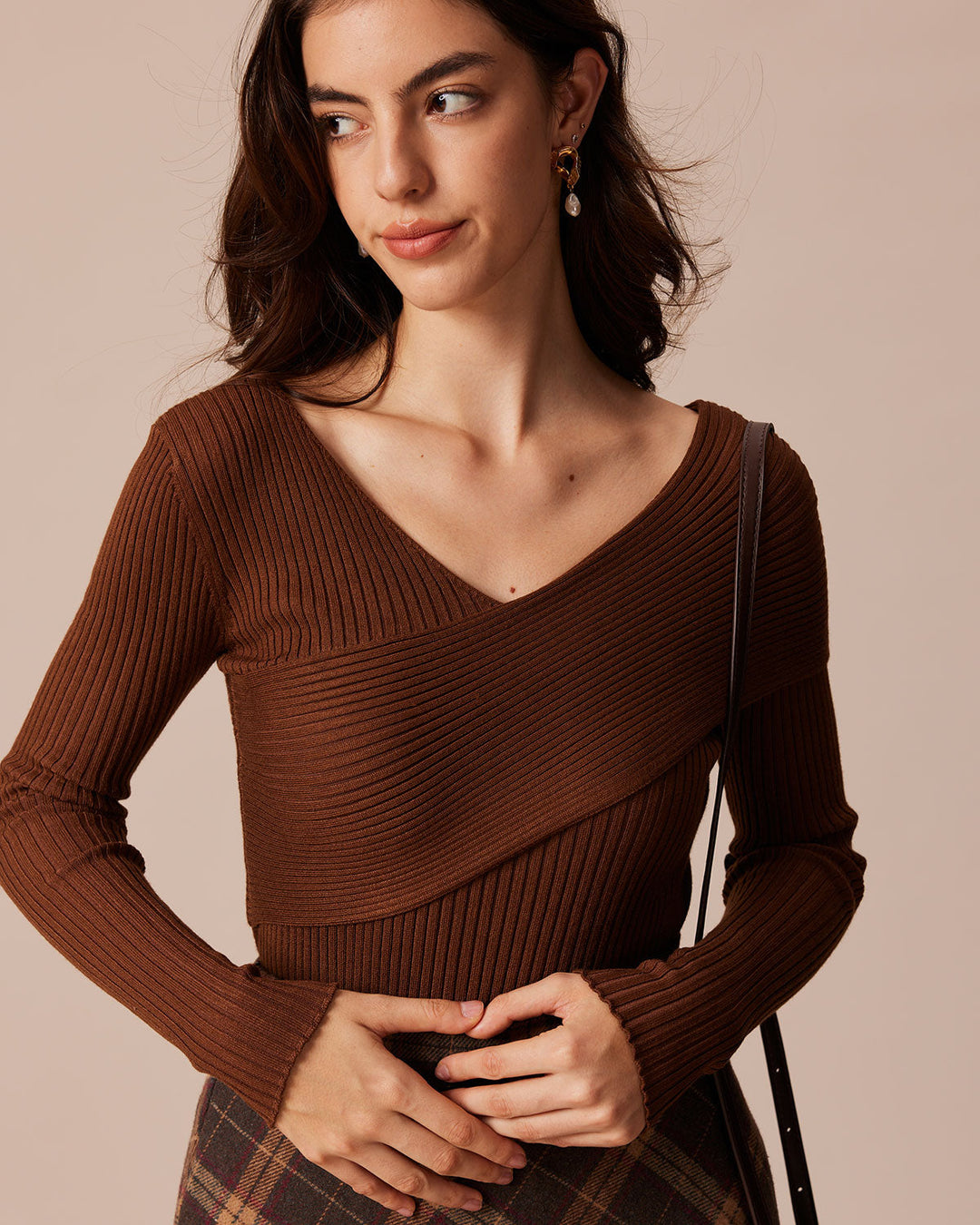 T-shirt donna slim fit a coste color caffè, perfetta per uno stile casual ed elegante.