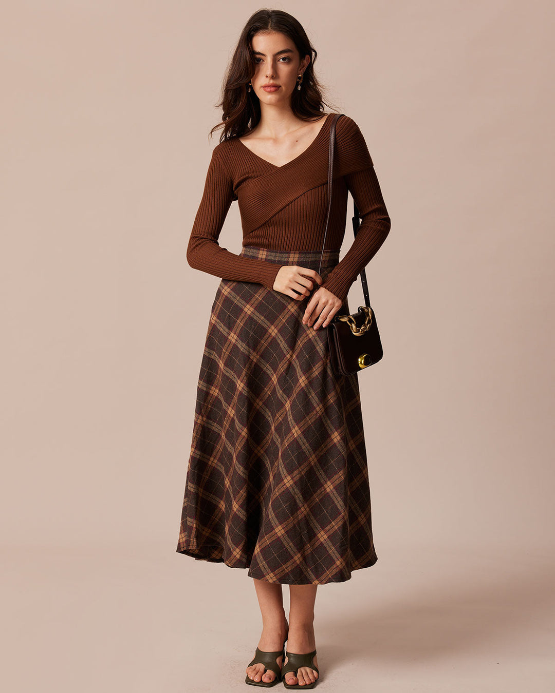 Nuova t-shirt donna a coste color caffè, taglio slim per un look casual-chic e di tendenza.