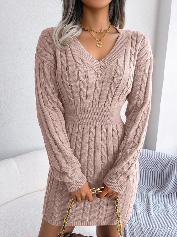 Abito midi casual-chic in maglia, scollo a V. Design con vita sagomata per una silhouette femminile ed elegante.