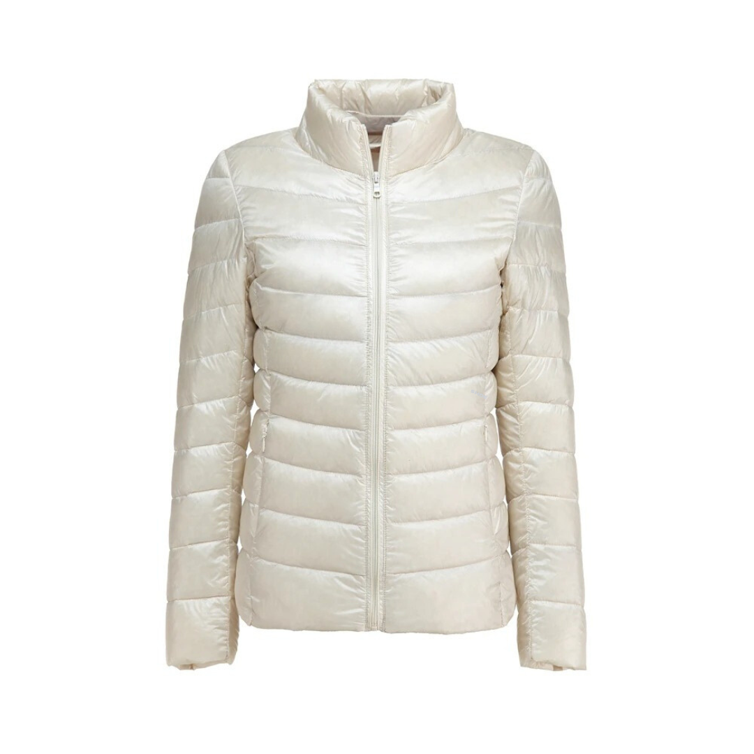 Primo piano: dettaglio texture giacca trapuntata ultraleggera donna, calda per l'inverno.