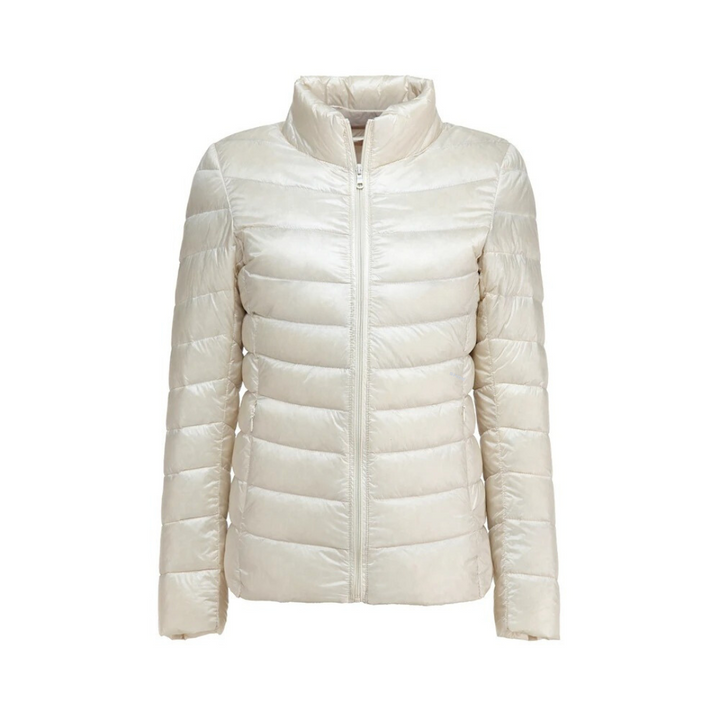 Primo piano: dettaglio texture giacca trapuntata ultraleggera donna, calda per l'inverno.