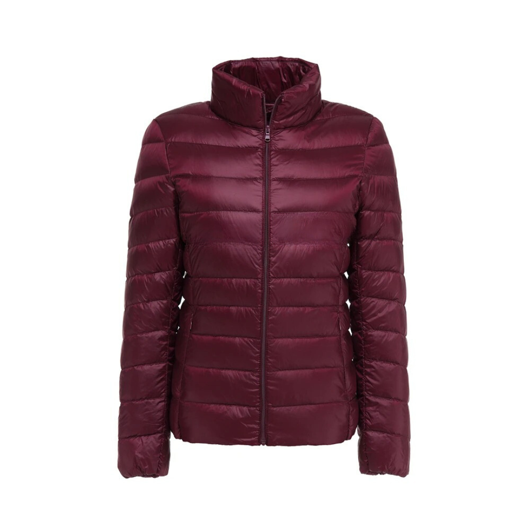 Donna che indossa giacca trapuntata ultraleggera grigia, stile casual elegante invernale.