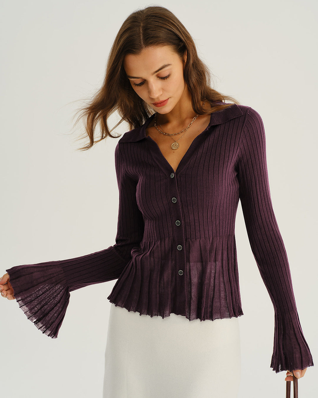 Cardigan formale donna porpora scuro, a coste, con colletto e bottoni. Perfetto per moda femminile da ufficio e autunno.