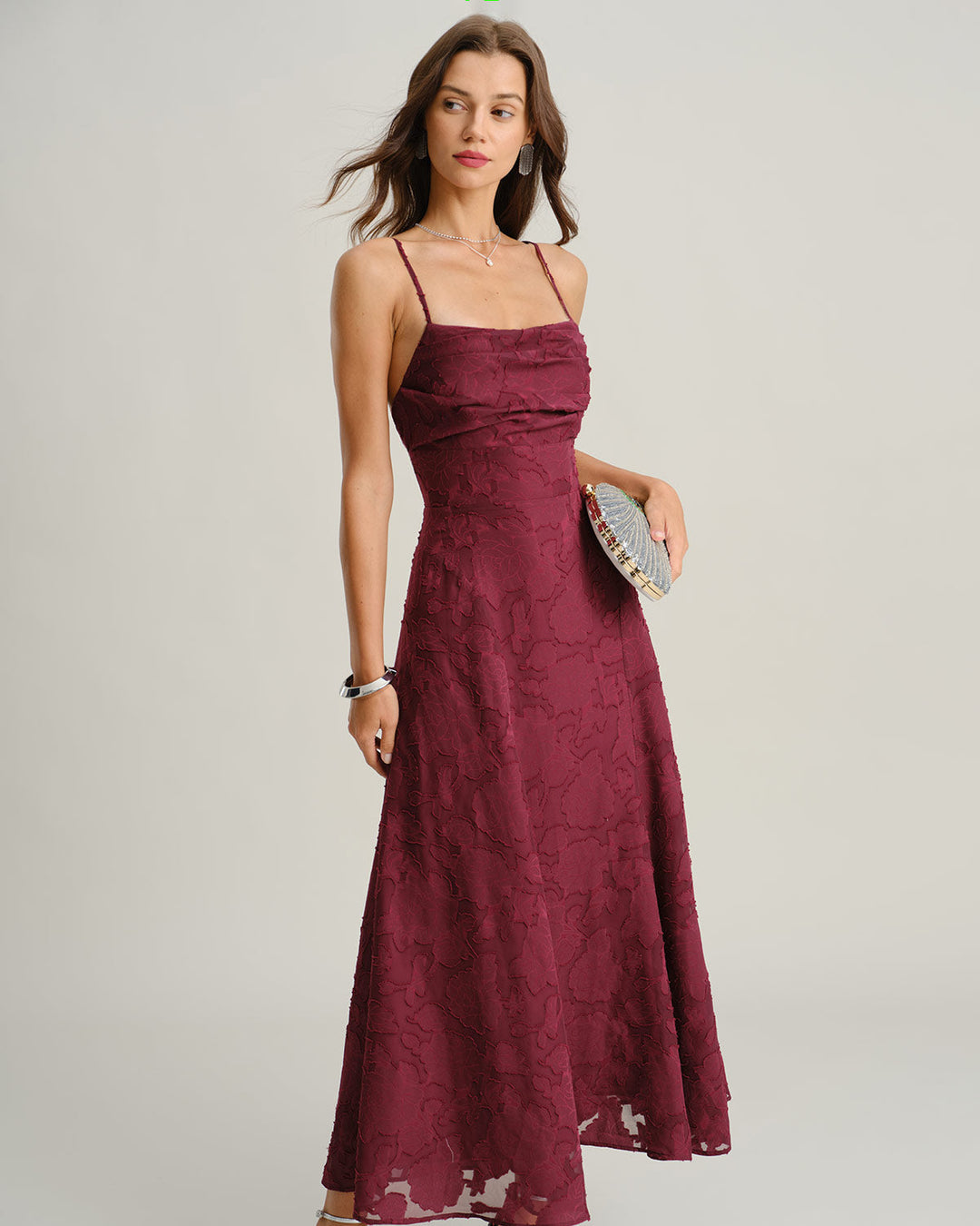 Elegante vestito lungo donna A-line rosso vino, con drappeggio e delicata fantasia floreale. Perfetto per cerimonie.