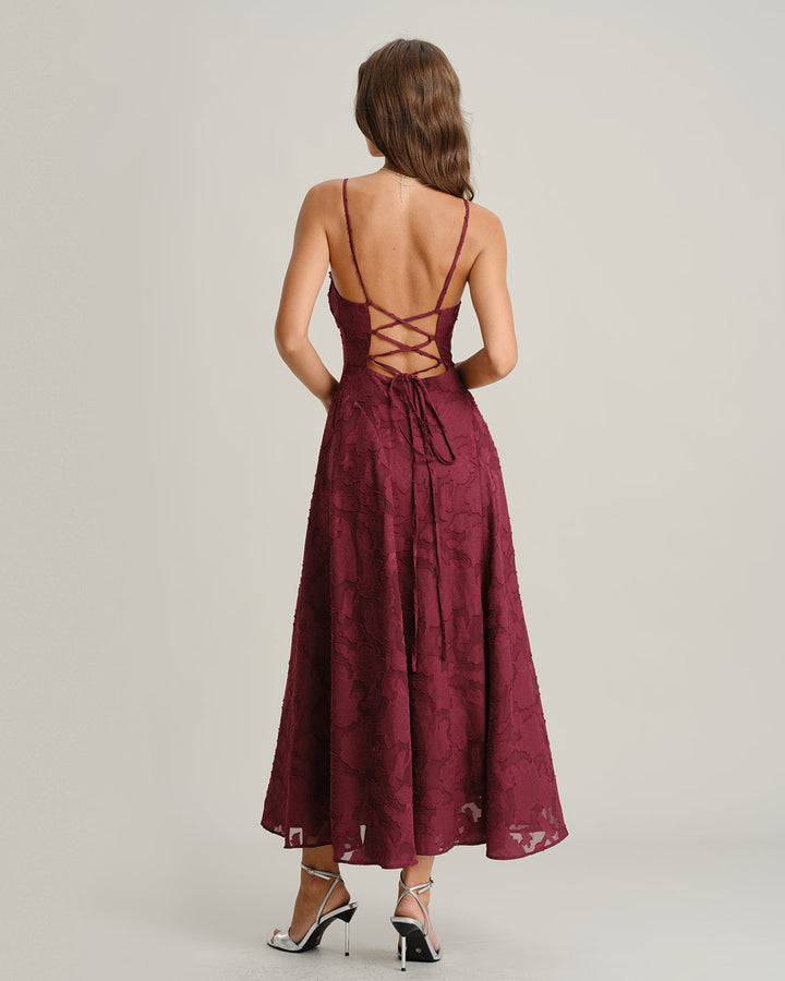 Abito lungo donna di moda, linea A, fantasia floreale rosso vino. Design drappeggiato per un outfit elegante da sera.