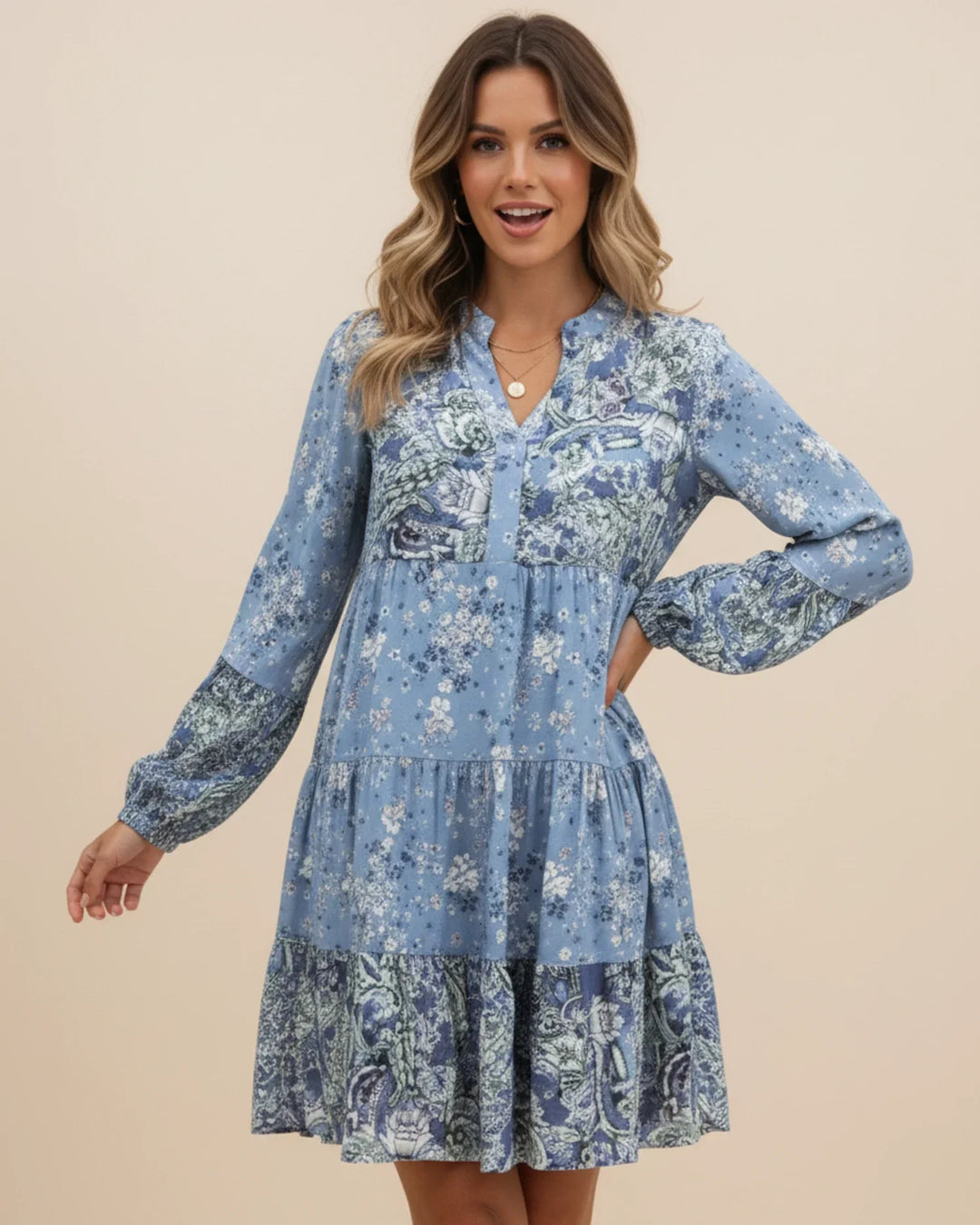 Mini abito donna elegante a fantasia floreale con balze e maniche lunghe. Stile versatile per primavera.