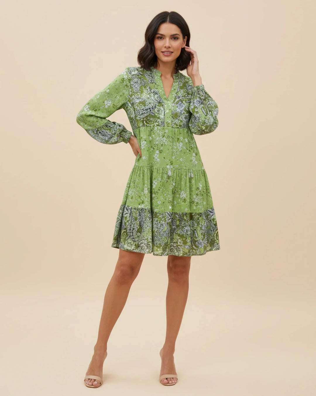 Abito mini donna a balze, fantasia floreale. Stile estivo casual ed elegante, perfetto per la primavera.