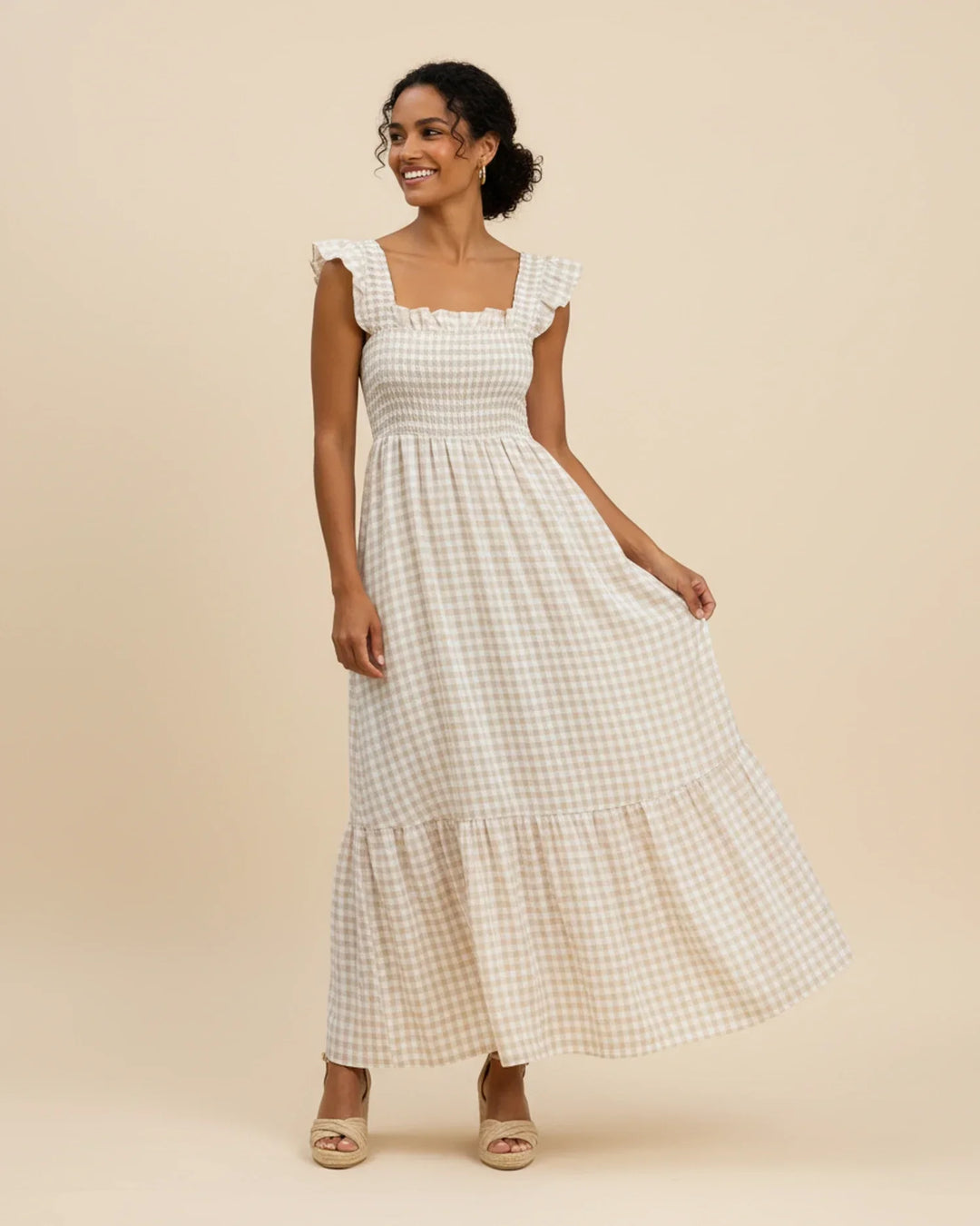 Abito donna lungo a quadretti, collo quadrato, senza maniche, perfetto per look estivi casual.