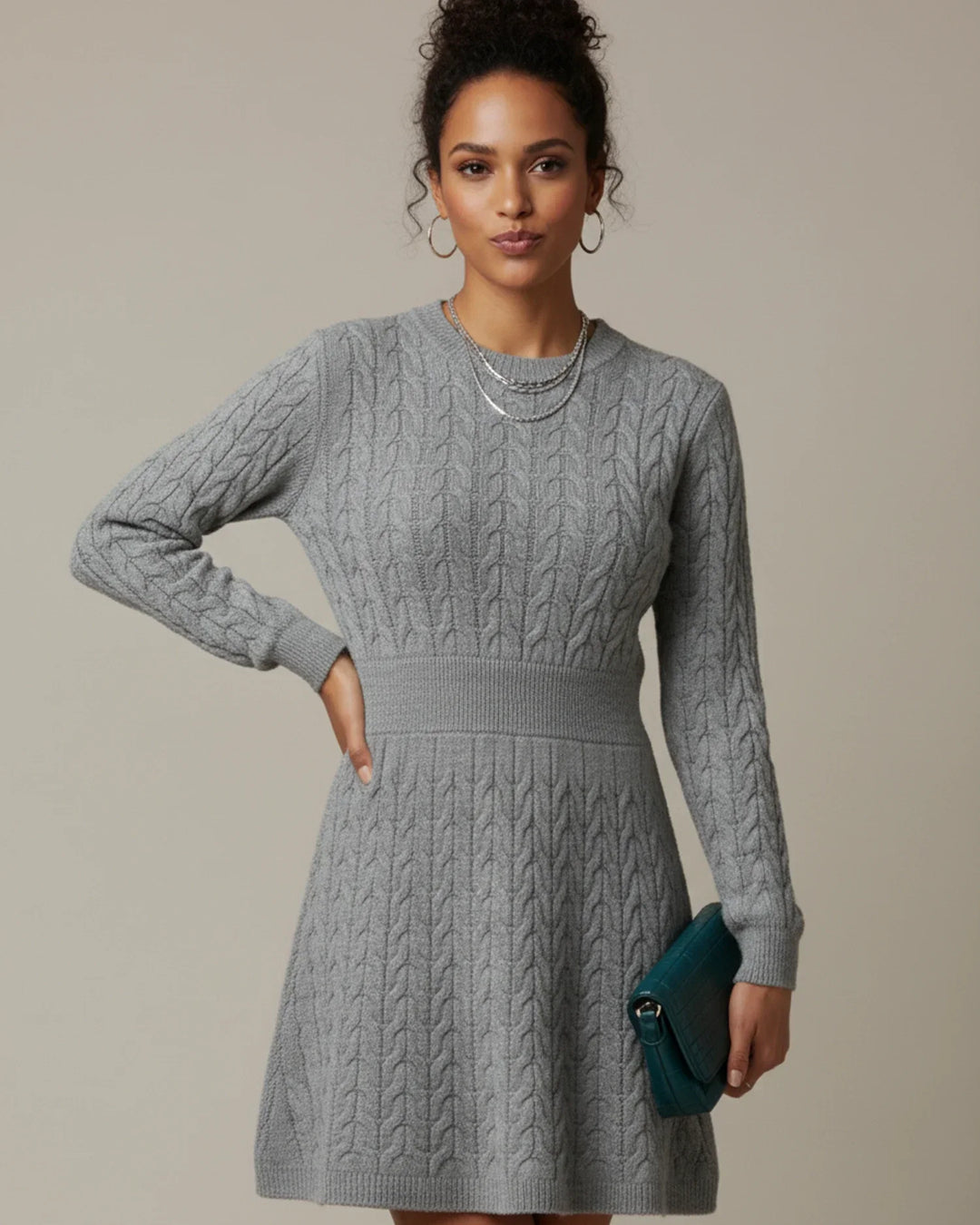 Abito aderente donna, mini lunghezza, maniche lunghe e scollo tondo. Trama a trecce per stile autunno inverno.