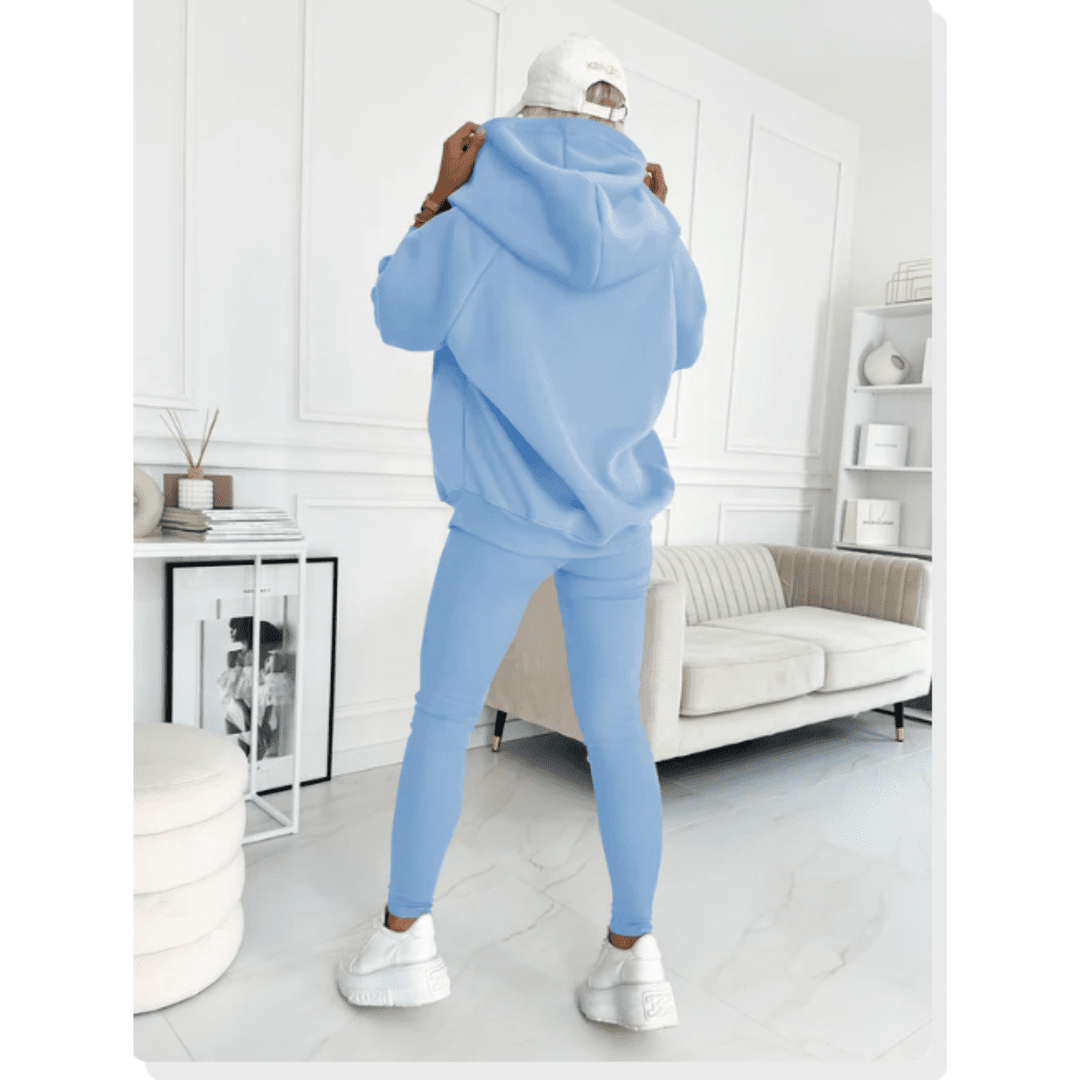 Tuta casual donna 3 pezzi con felpa oversize e leggings. Look moderno e confortevole per ogni momento di relax.